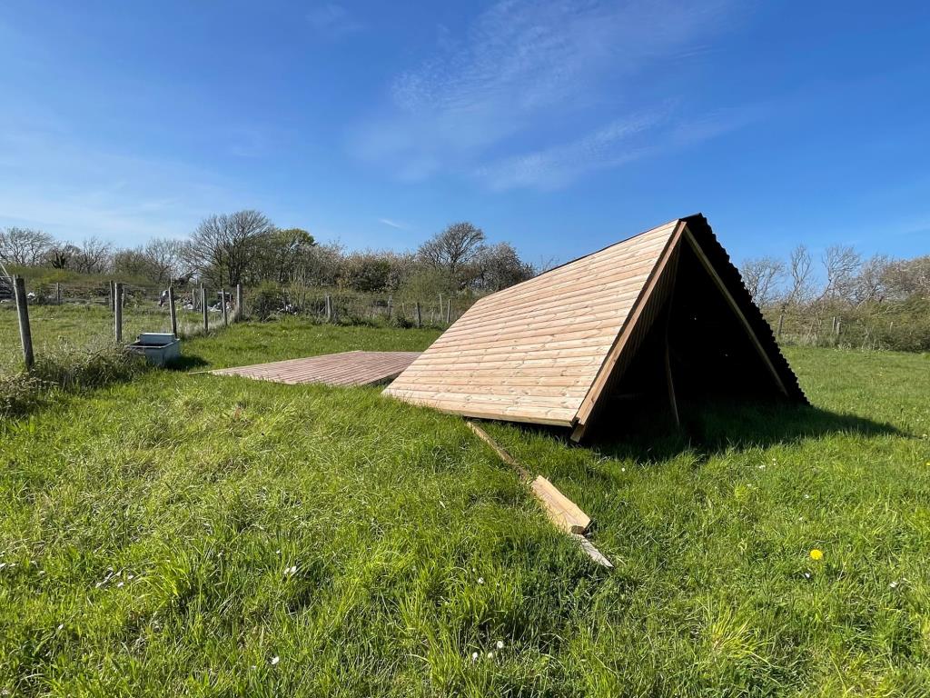 Lot: 120 - APPROXIMATELY 2.4 ACRE PADDOCK - View of Field Shelter for repair